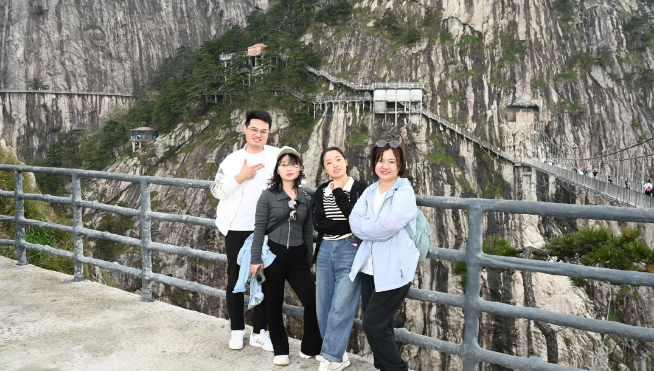xc sports风管销售中心员工在安徽明堂山景区照片