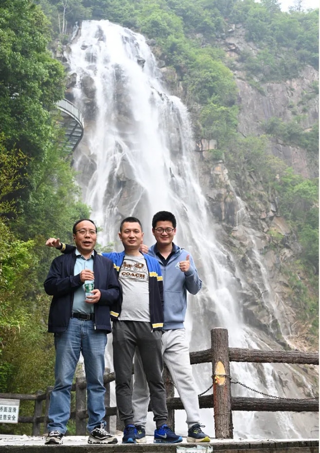 xc sports风管销售中心员工在安徽明堂山景区照片